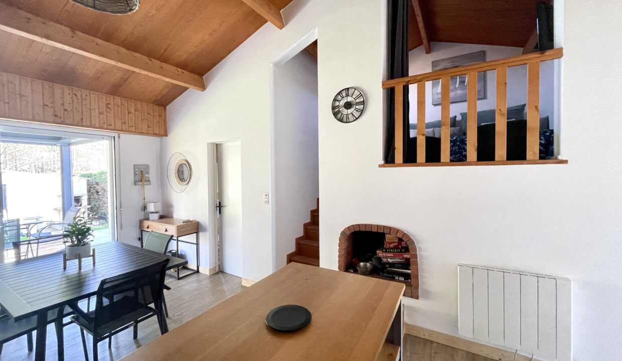 LA-SAUZAIE-au-calme-dune-impasse-maison-cosy-avec-grand-terrain-clos-et-pergola-bioclimatique-WIFI-Animaux-admis-6
