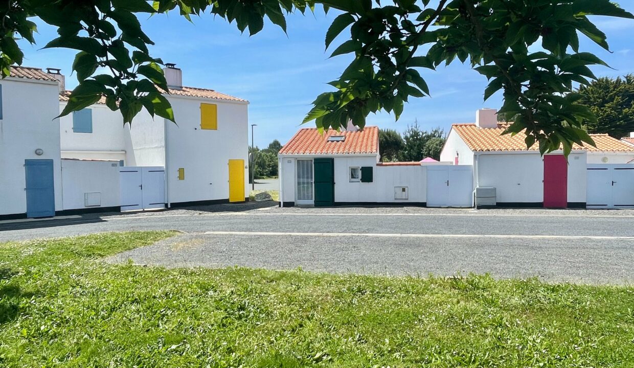 LES FERMES MARINES - TYPE 2 - PISCINE CHAUFFEE ET TENNIS COLLECTIFS - COMMERCES ET BORD DE MER A PROXIMITE