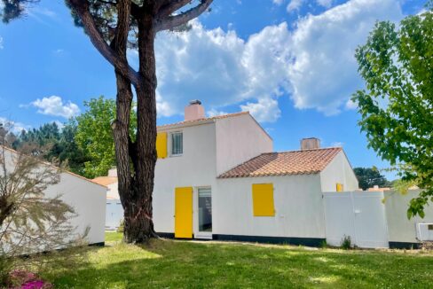 LES FERMES MARINES - TYPE 3 ETAGE - PISCINE CHAUFFEE ET TENNIS COLLECTIFS - COMMERCES ET BORD DE MER A PROXIMITE - WIFI