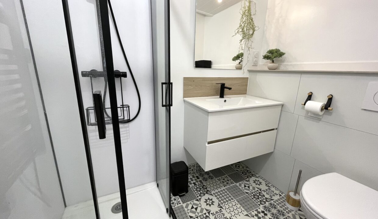 La-Sauzaie-700m-de-la-plage-maison-renovee-2-chambres-4-couchages-Acces-WIFI-12