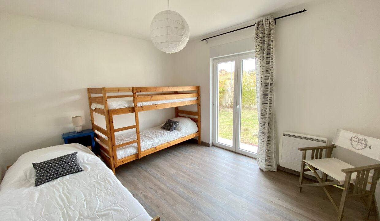 La-Sauzaie-spacieuse-maison-avec-terrasse-de-50m²-jardin-au-calme-des-pins-300-m-mer-WIFI-Animaux-bienvenus-11