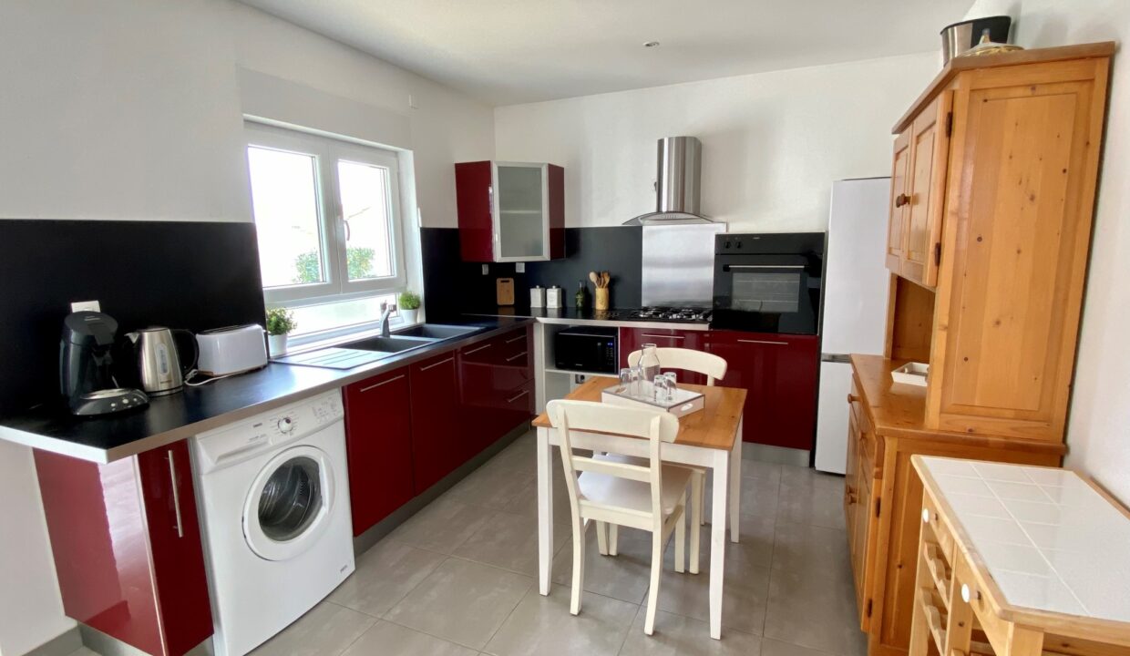 La-Sauzaie-spacieuse-maison-avec-terrasse-de-50m²-jardin-au-calme-des-pins-300-m-mer-WIFI-Animaux-bienvenus-3