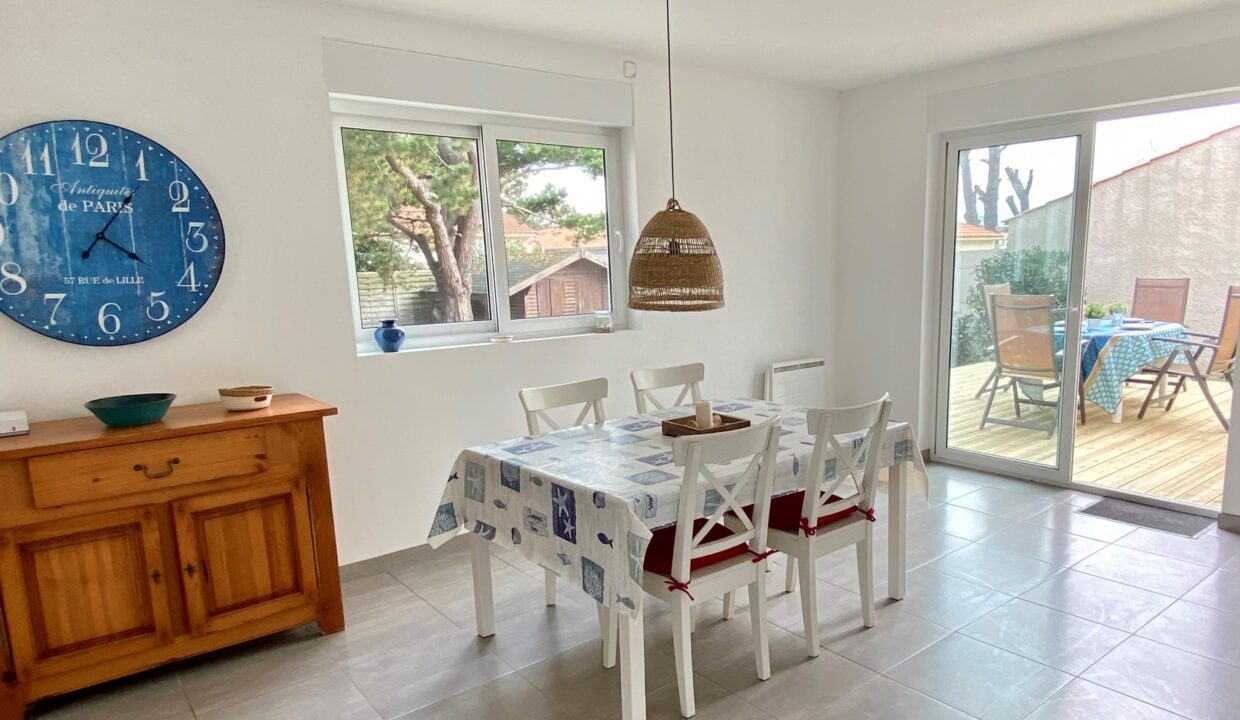 La-Sauzaie-spacieuse-maison-avec-terrasse-de-50m²-jardin-au-calme-des-pins-300-m-mer-WIFI-Animaux-bienvenus-4