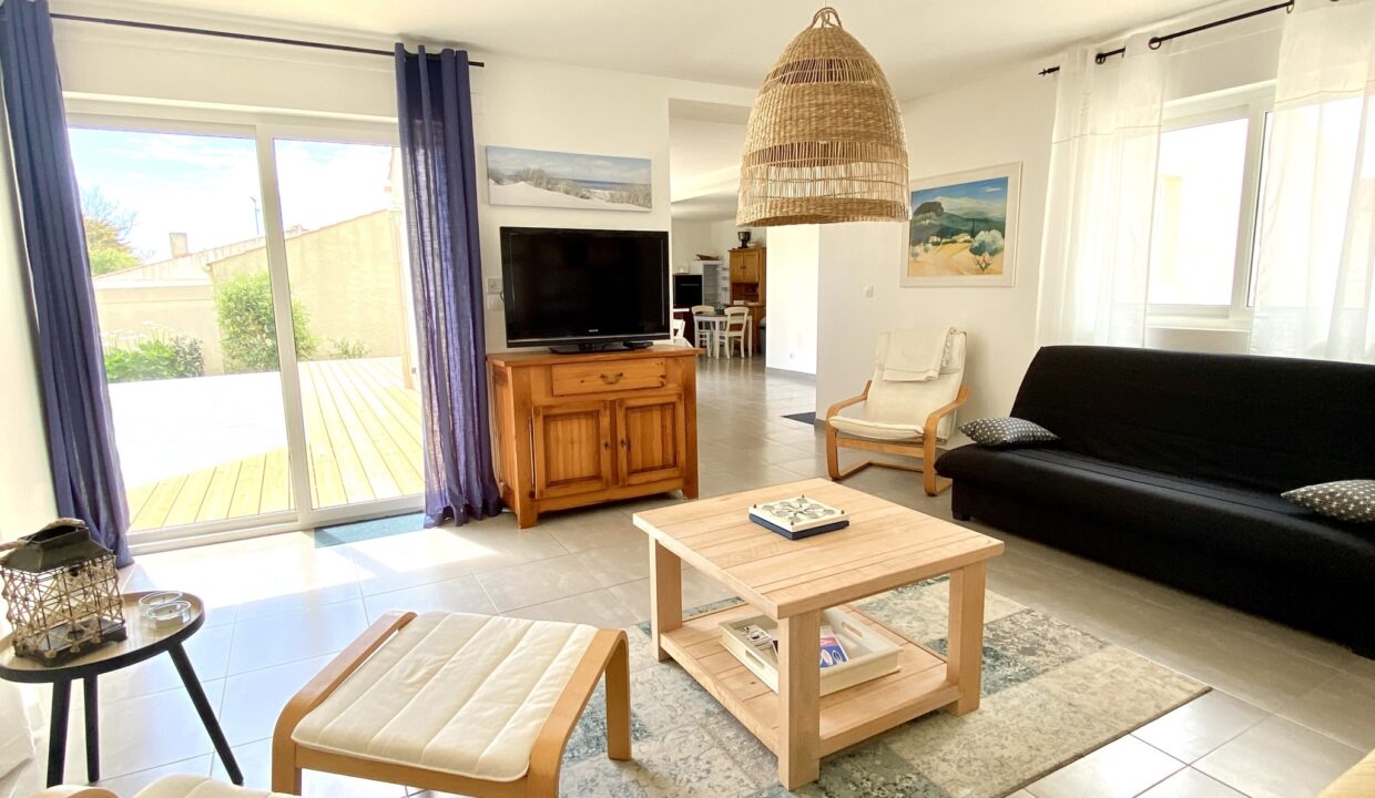 La-Sauzaie-spacieuse-maison-avec-terrasse-de-50m²-jardin-au-calme-des-pins-300-m-mer-WIFI-Animaux-bienvenus-6