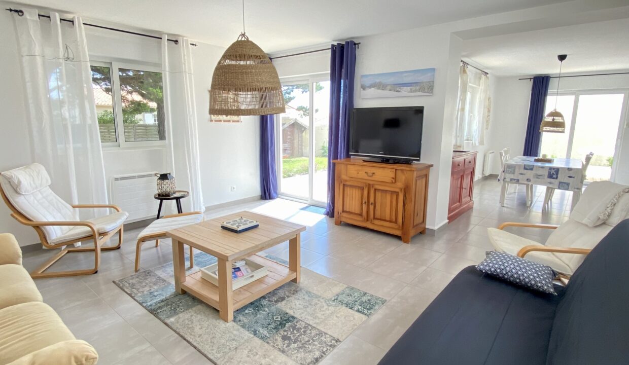 La-Sauzaie-spacieuse-maison-avec-terrasse-de-50m²-jardin-au-calme-des-pins-300-m-mer-WIFI-Animaux-bienvenus-7