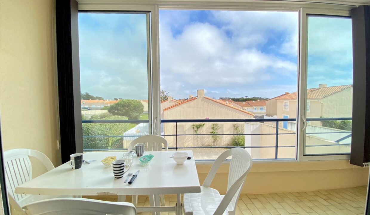 Le-Marais-Girard-Appartement-confortable-4-personnes-avec-loggia-dans-residence-1ere-ligne-100m-mer-1
