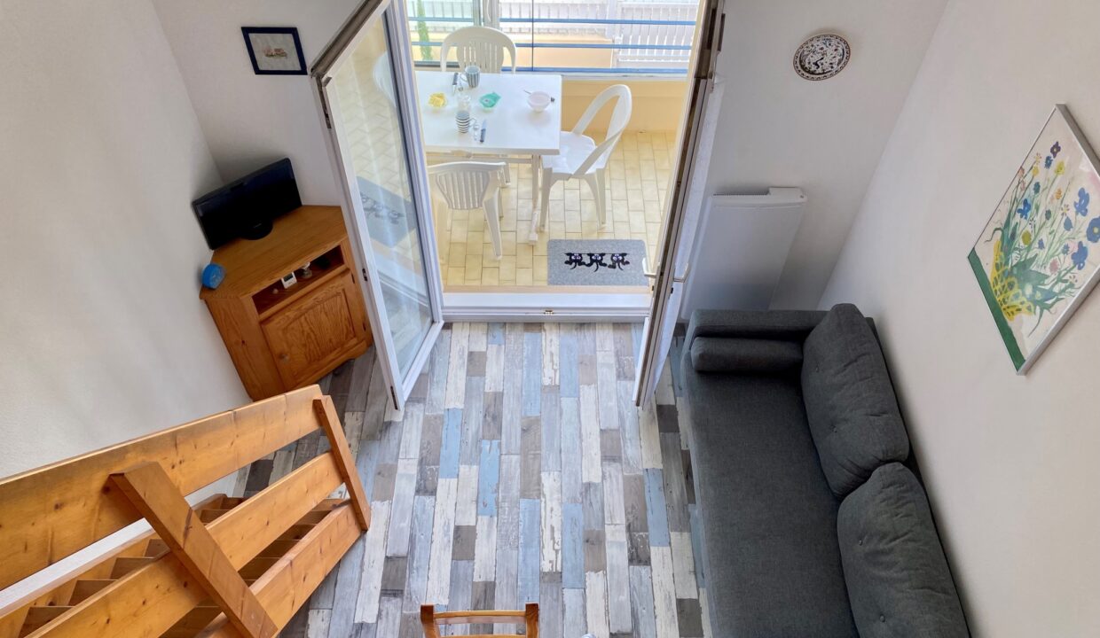 Le-Marais-Girard-Appartement-confortable-4-personnes-avec-loggia-dans-residence-1ere-ligne-100m-mer-10