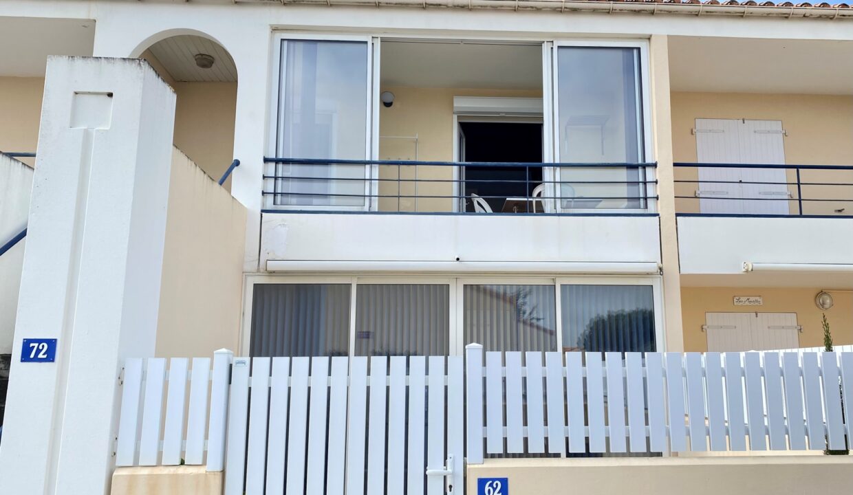 Le-Marais-Girard-Appartement-confortable-4-personnes-avec-loggia-dans-residence-1ere-ligne-100m-mer-15