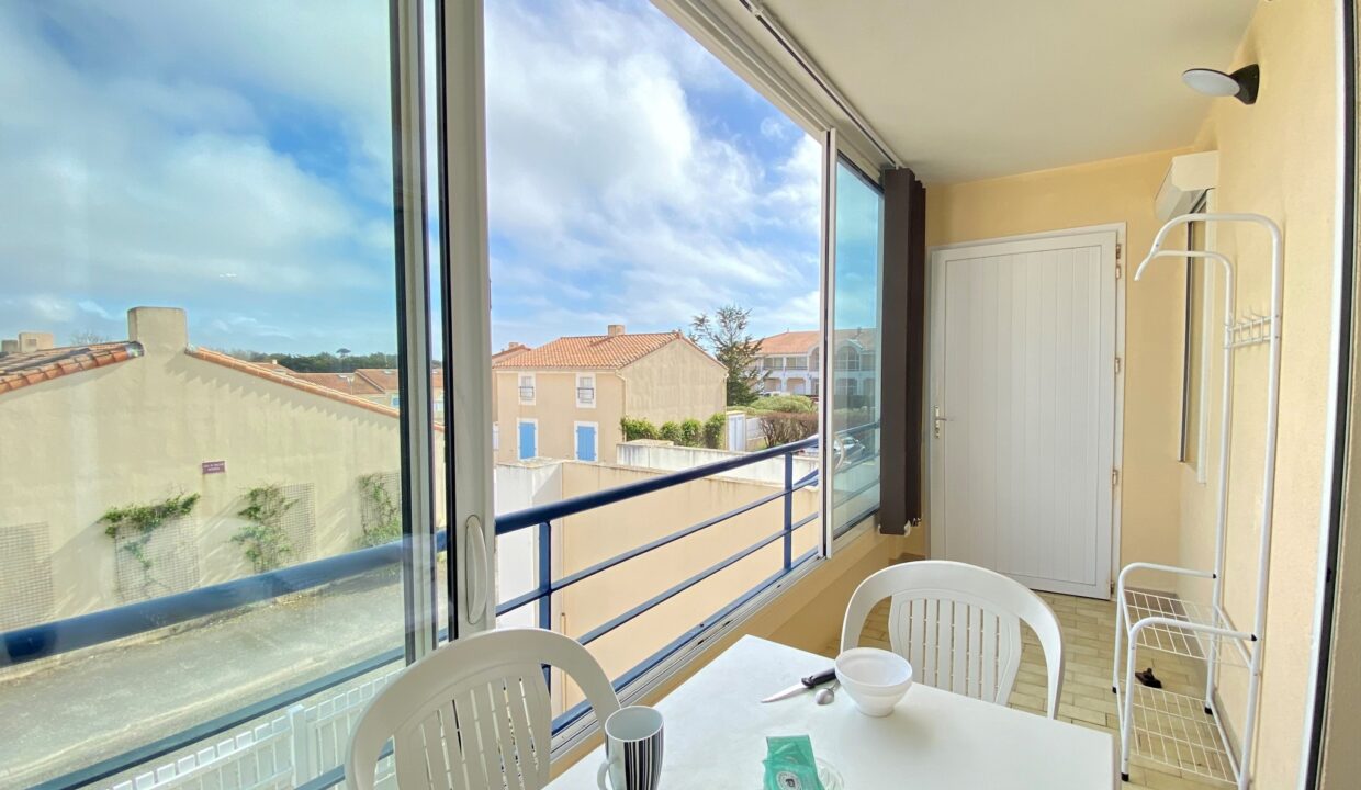 Le-Marais-Girard-Appartement-confortable-4-personnes-avec-loggia-dans-residence-1ere-ligne-100m-mer-2