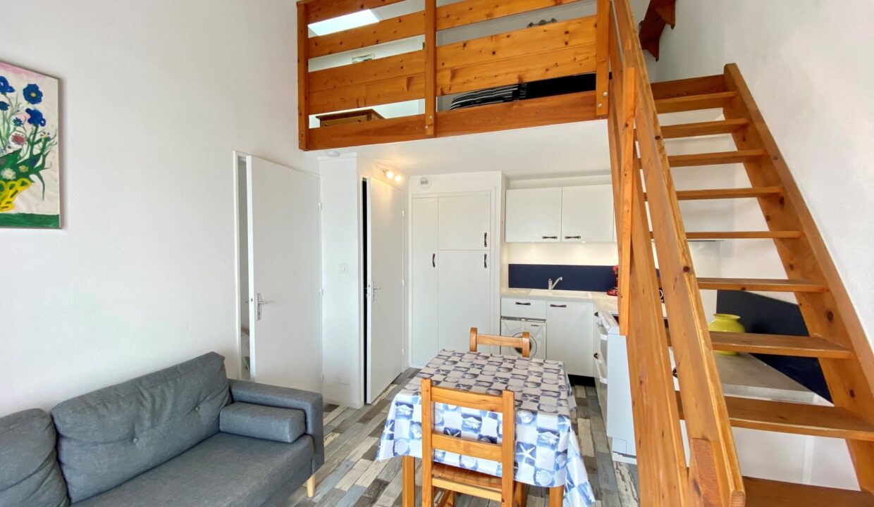 Le-Marais-Girard-Appartement-confortable-4-personnes-avec-loggia-dans-residence-1ere-ligne-100m-mer-3
