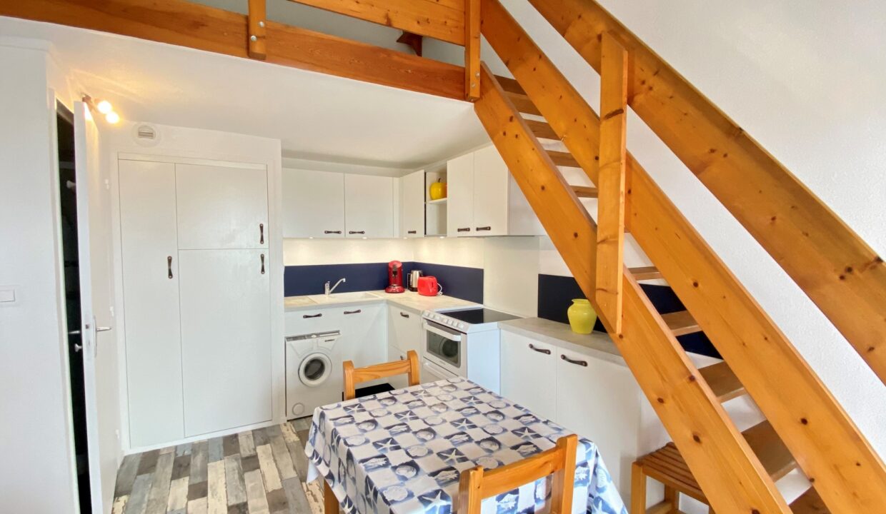 Le-Marais-Girard-Appartement-confortable-4-personnes-avec-loggia-dans-residence-1ere-ligne-100m-mer-4