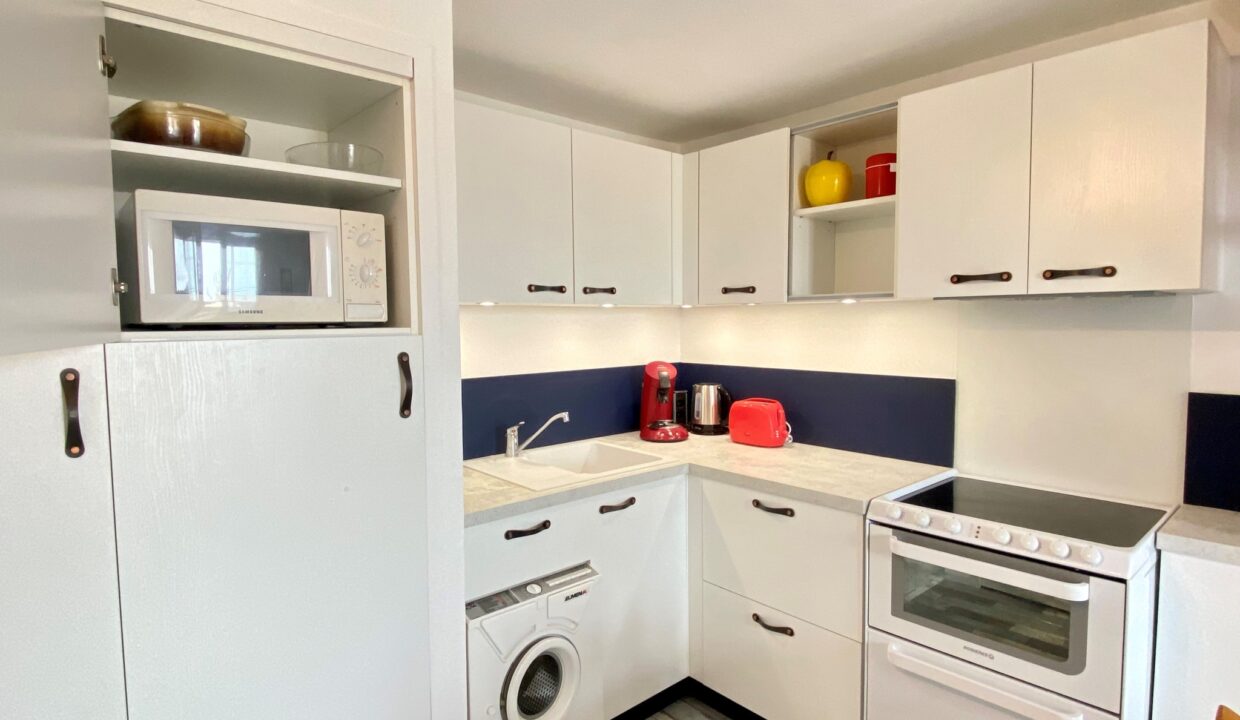 Le-Marais-Girard-Appartement-confortable-4-personnes-avec-loggia-dans-residence-1ere-ligne-100m-mer-5