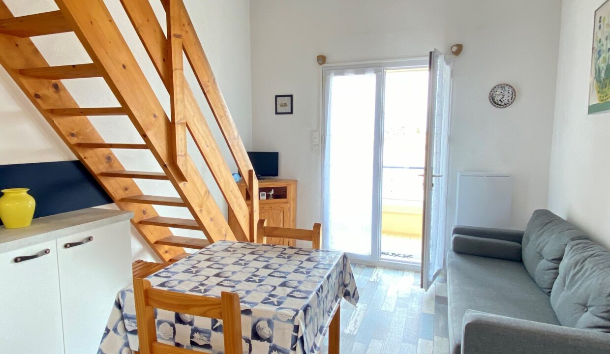 Le-Marais-Girard-Appartement-confortable-4-personnes-avec-loggia-dans-residence-1ere-ligne-100m-mer-6