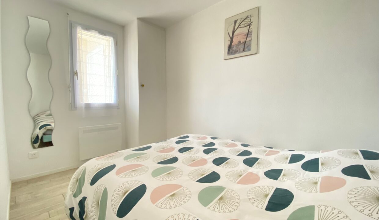 Le-Marais-Girard-Appartement-confortable-4-personnes-avec-loggia-dans-residence-1ere-ligne-100m-mer-7