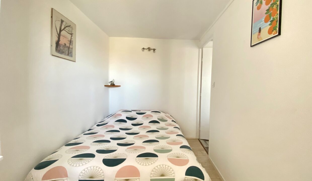 Le-Marais-Girard-Appartement-confortable-4-personnes-avec-loggia-dans-residence-1ere-ligne-100m-mer-8