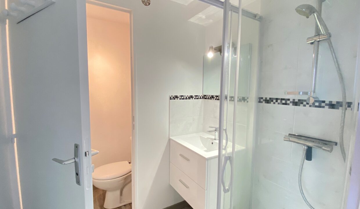 Le-Marais-Girard-Appartement-confortable-4-personnes-avec-loggia-dans-residence-1ere-ligne-100m-mer-9