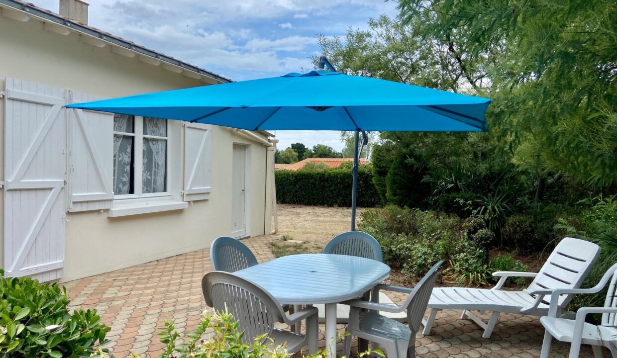 MAISON DE PAYS AVEC GRAND JARDIN - PROCHE DU CENTRE VILLE