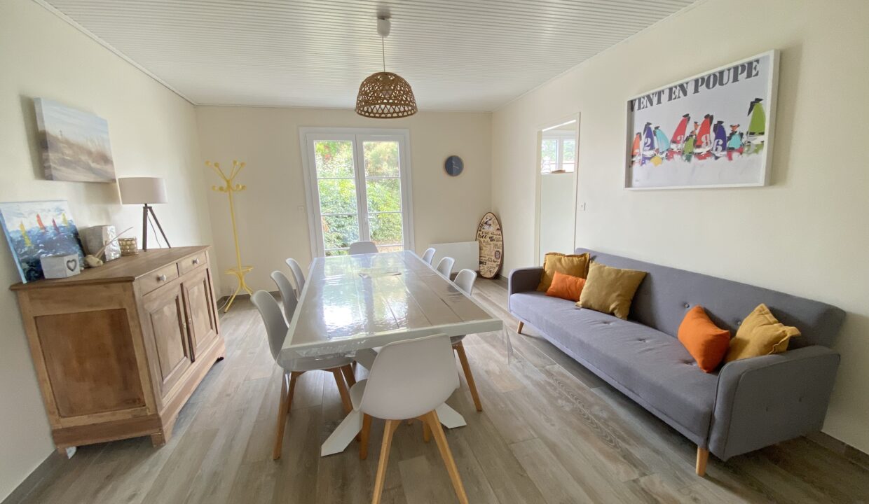 MAISON ENTIEREMENT RENOVEE AVEC JARDIN CLOS - 300M DU BORD DE MER