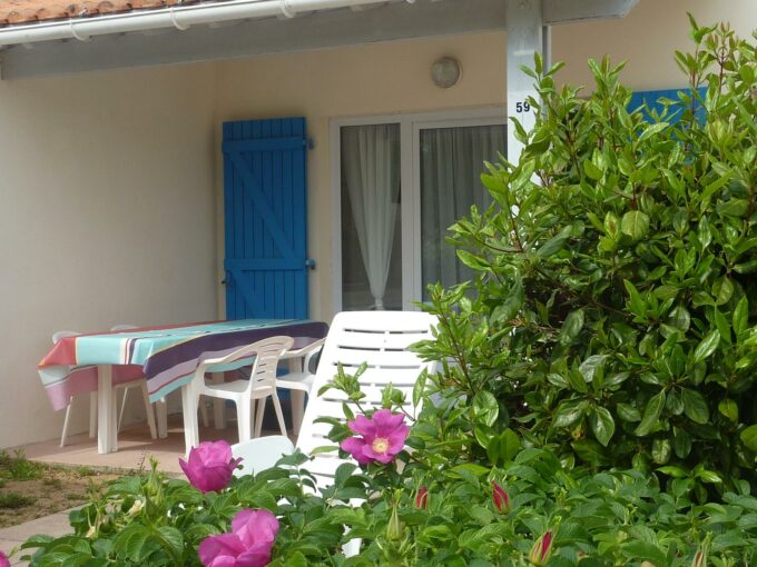 MAISONNETTE DANS UNE RESIDENCE AVEC PISCINE COLLECTIVE - 600M DU BORD DE MER