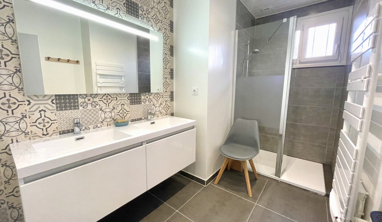 Maison-de-pays-renovee-3-chambres-6-couchages-400m-centre-bourg-et-2km-de-la-plage-14