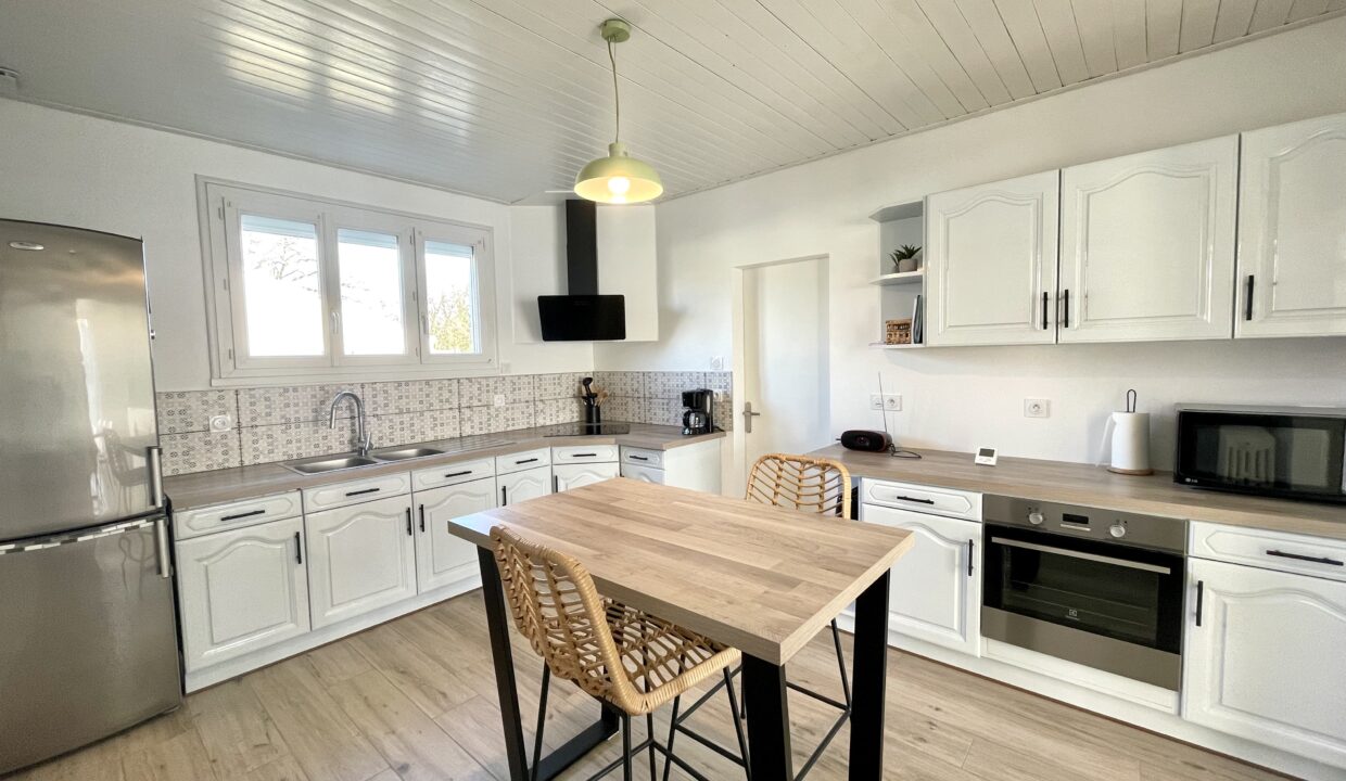 Maison-de-pays-renovee-3-chambres-6-couchages-400m-centre-bourg-et-2km-de-la-plage-5