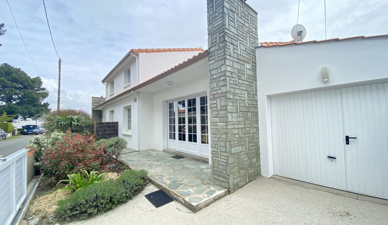 Maison-familiale-avec-jardin-quartier-du-Marais-Girard-acces-plage-et-restaurants-a-pied-1