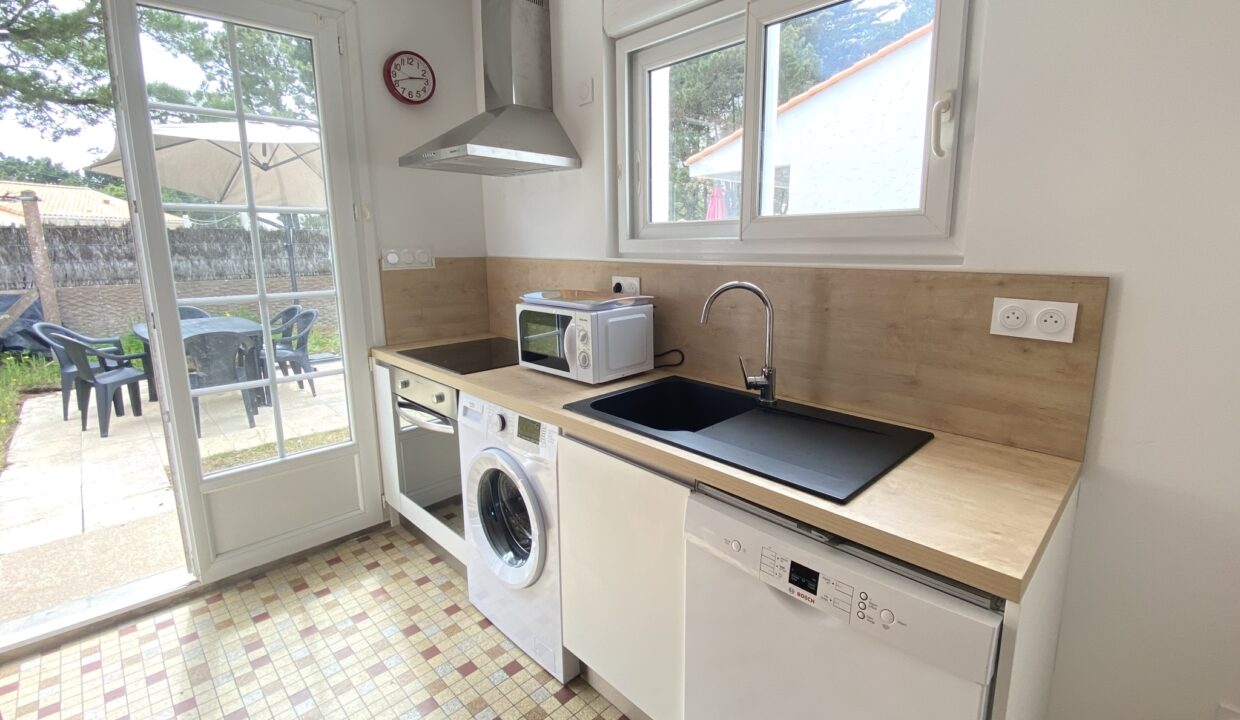 Maison-familiale-avec-jardin-quartier-du-Marais-Girard-acces-plage-et-restaurants-a-pied-3