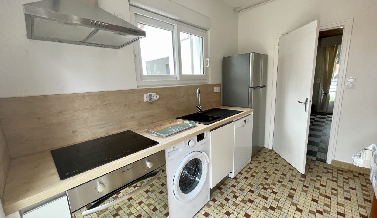 Maison-familiale-avec-jardin-quartier-du-Marais-Girard-acces-plage-et-restaurants-a-pied-4