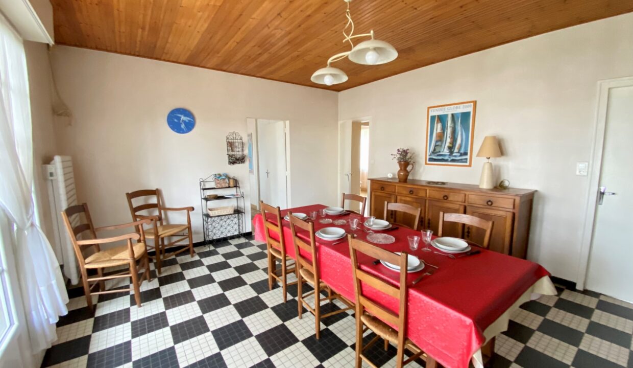 Maison-familiale-avec-jardin-quartier-du-Marais-Girard-acces-plage-et-restaurants-a-pied-5