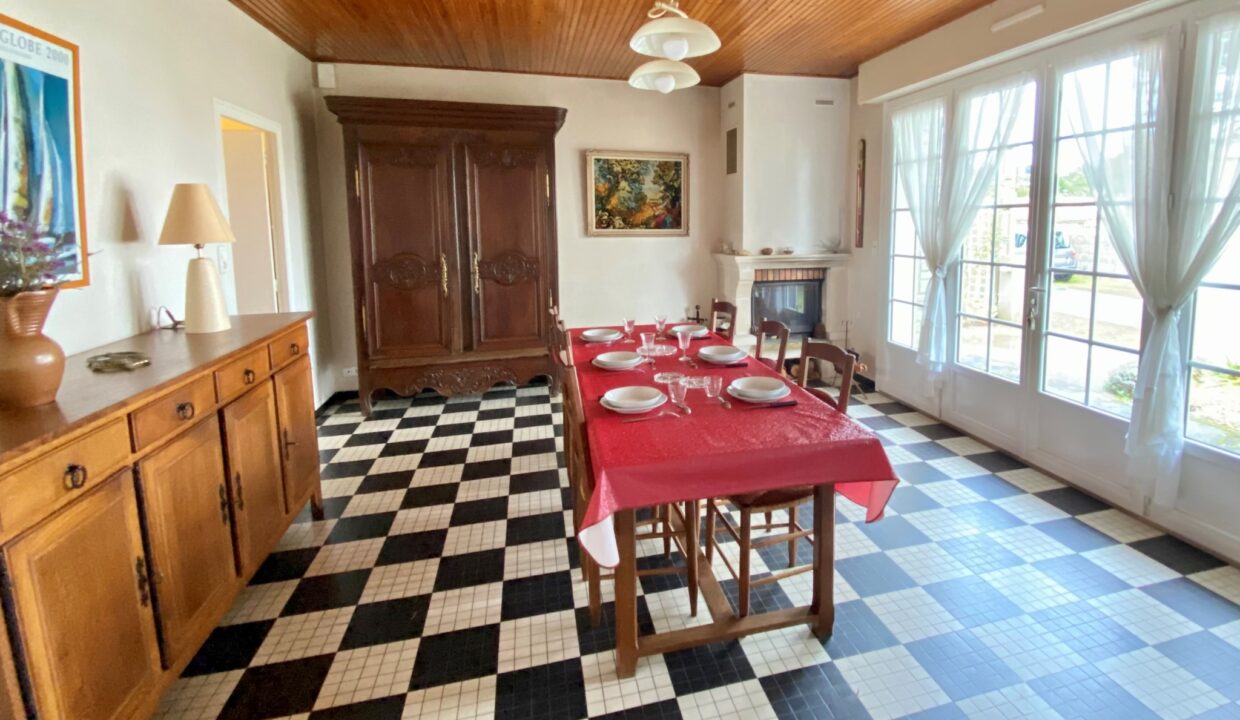Maison-familiale-avec-jardin-quartier-du-Marais-Girard-acces-plage-et-restaurants-a-pied-6