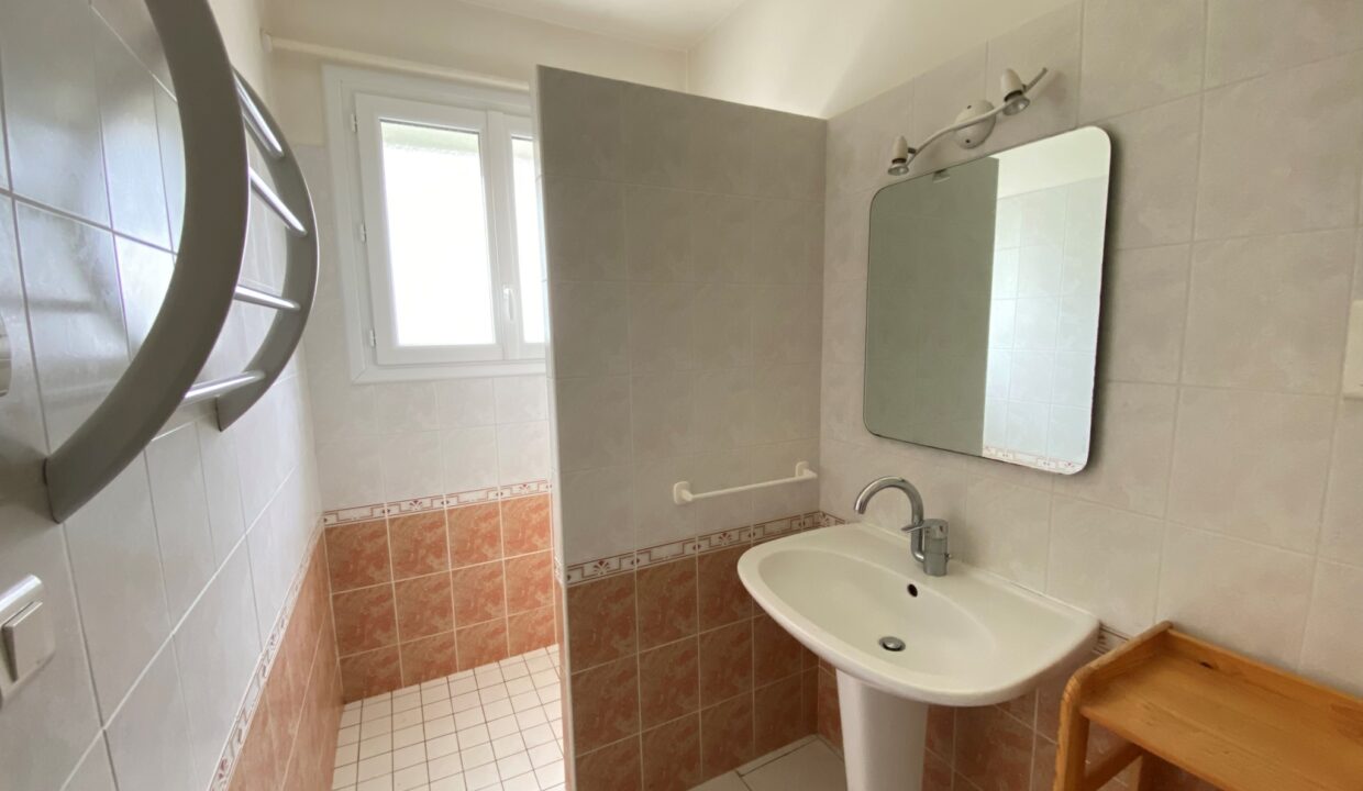 Maison-familiale-avec-jardin-quartier-du-Marais-Girard-acces-plage-et-restaurants-a-pied-8