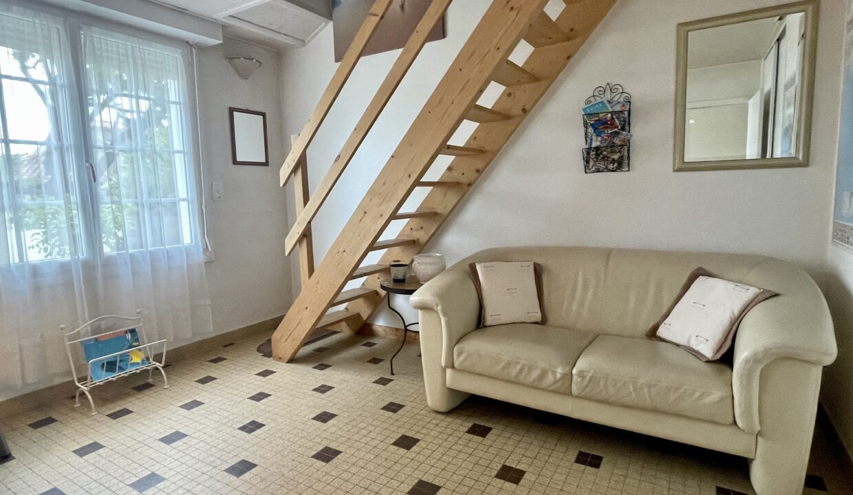 Maison-familiale-avec-jardin-quartier-du-Marais-Girard-acces-plage-et-restaurants-a-pied-9