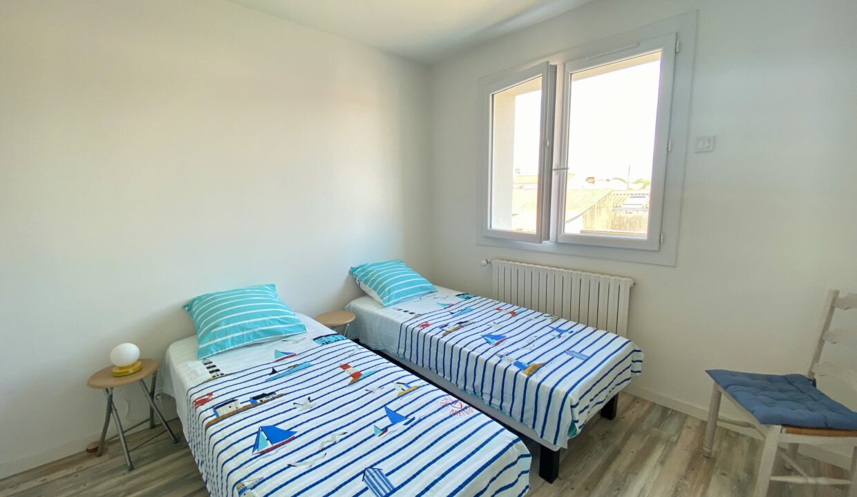 Maison-moderne-et-confortable-pour-6-pers-500m-du-centre-bourg-acces-aux-halles-a-pied-Acces-WIFI-12