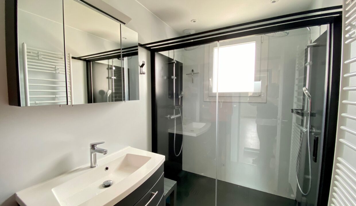 Maison-moderne-et-confortable-pour-6-pers-500m-du-centre-bourg-acces-aux-halles-a-pied-Acces-WIFI-13
