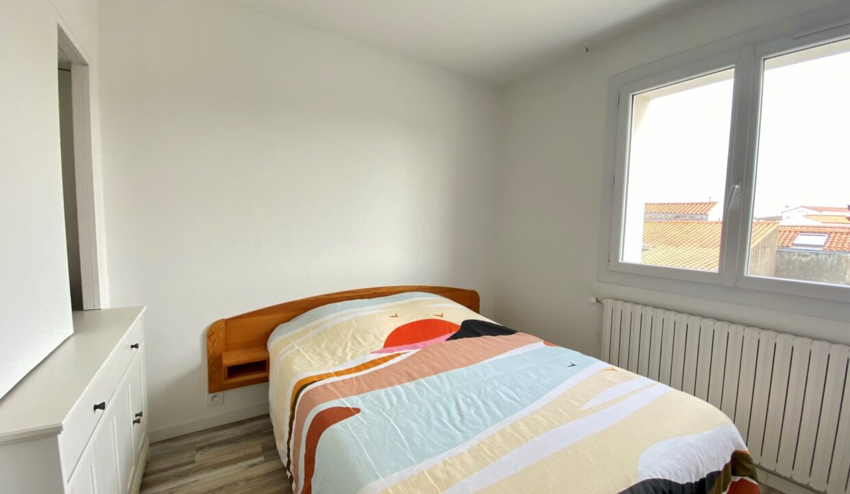 Maison-moderne-et-confortable-pour-6-pers-500m-du-centre-bourg-acces-aux-halles-a-pied-Acces-WIFI-15