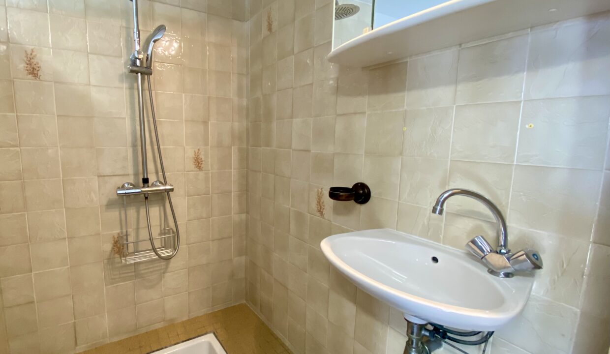 Maison-moderne-et-confortable-pour-6-pers-500m-du-centre-bourg-acces-aux-halles-a-pied-Acces-WIFI-16