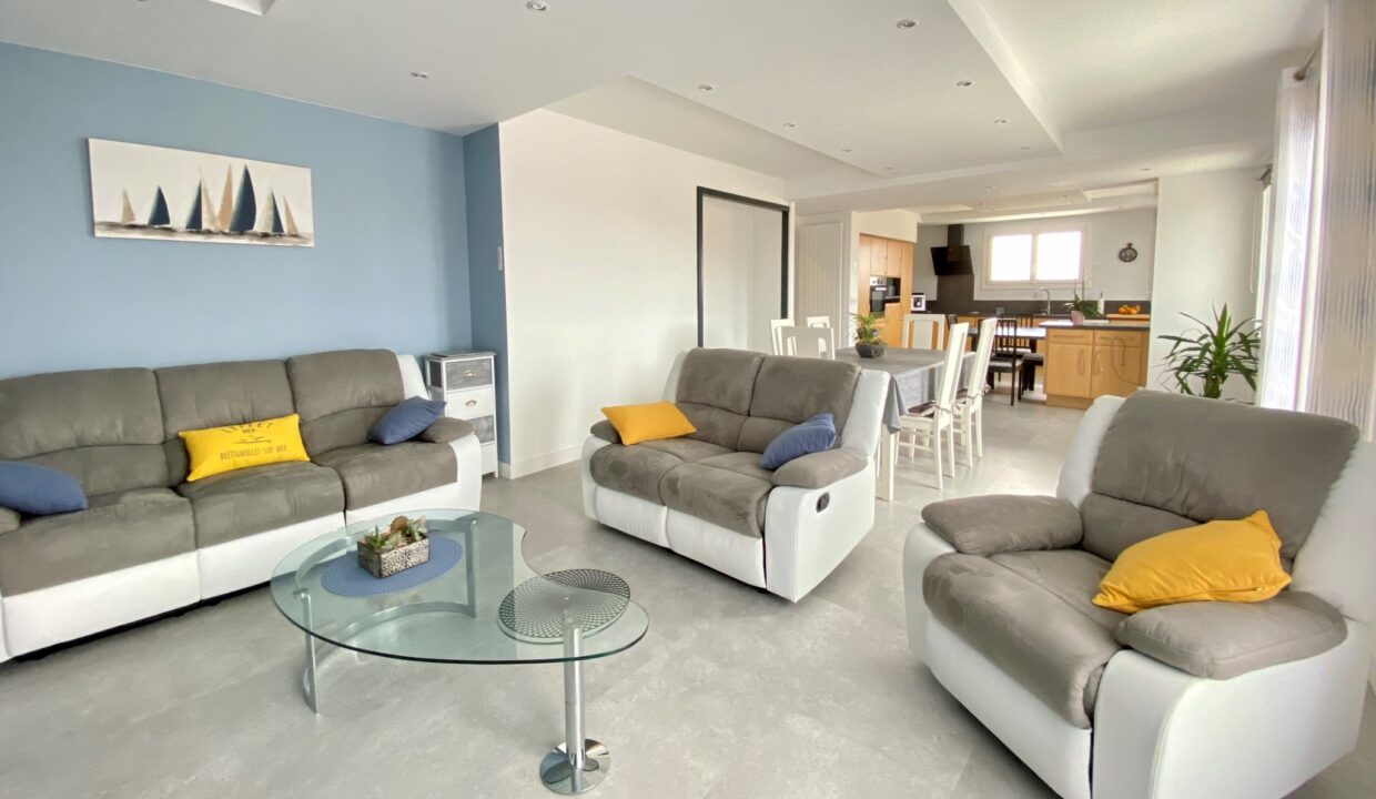 Maison-moderne-et-confortable-pour-6-pers-500m-du-centre-bourg-acces-aux-halles-a-pied-Acces-WIFI-3
