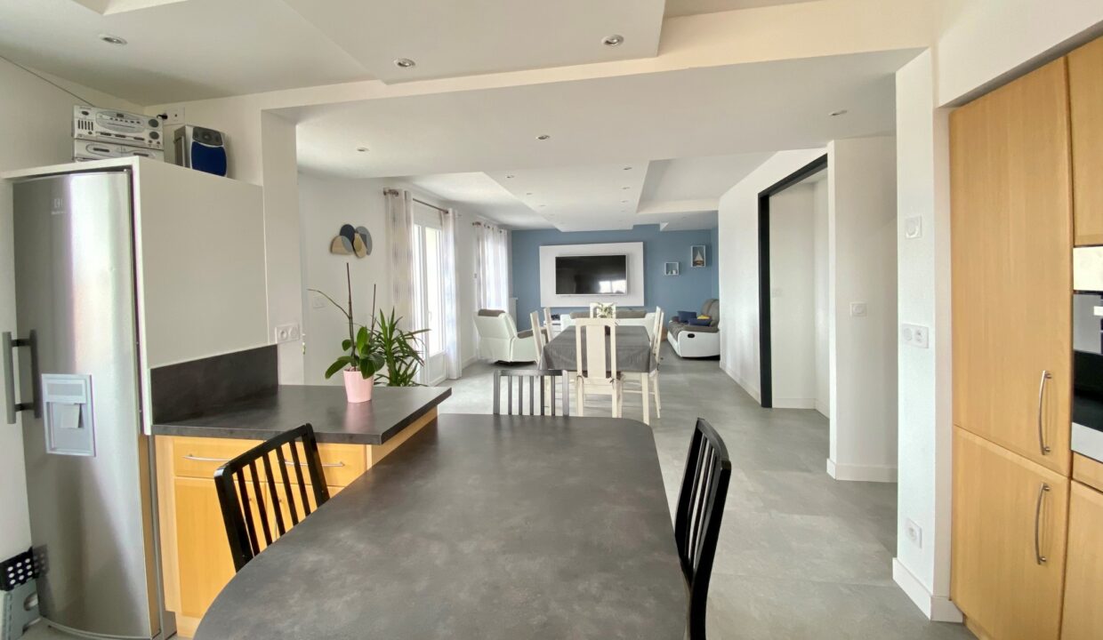 Maison-moderne-et-confortable-pour-6-pers-500m-du-centre-bourg-acces-aux-halles-a-pied-Acces-WIFI-4