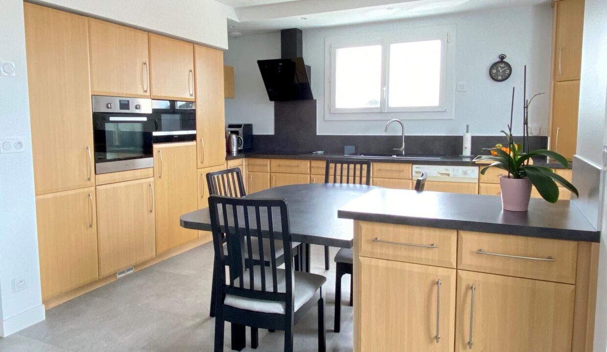 Maison-moderne-et-confortable-pour-6-pers-500m-du-centre-bourg-acces-aux-halles-a-pied-Acces-WIFI-5