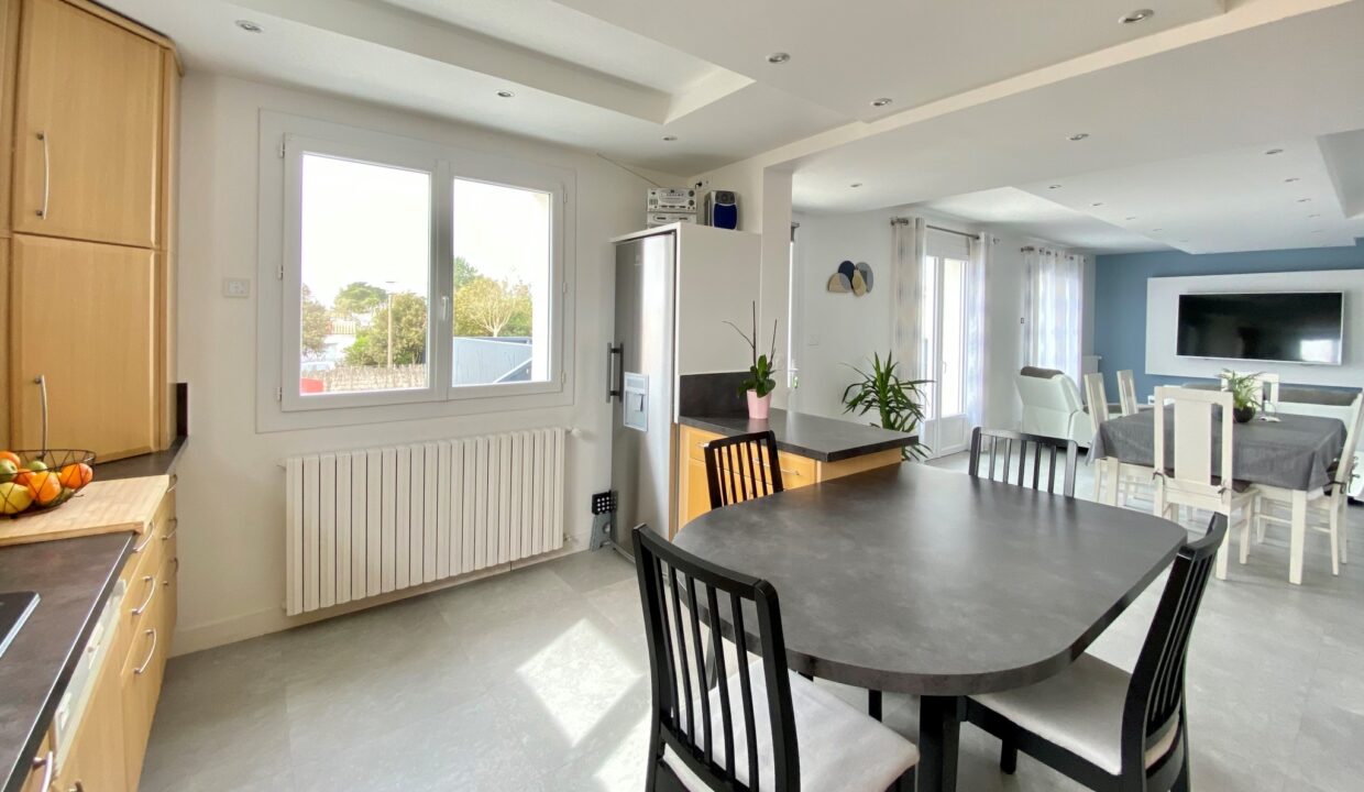 Maison-moderne-et-confortable-pour-6-pers-500m-du-centre-bourg-acces-aux-halles-a-pied-Acces-WIFI-6