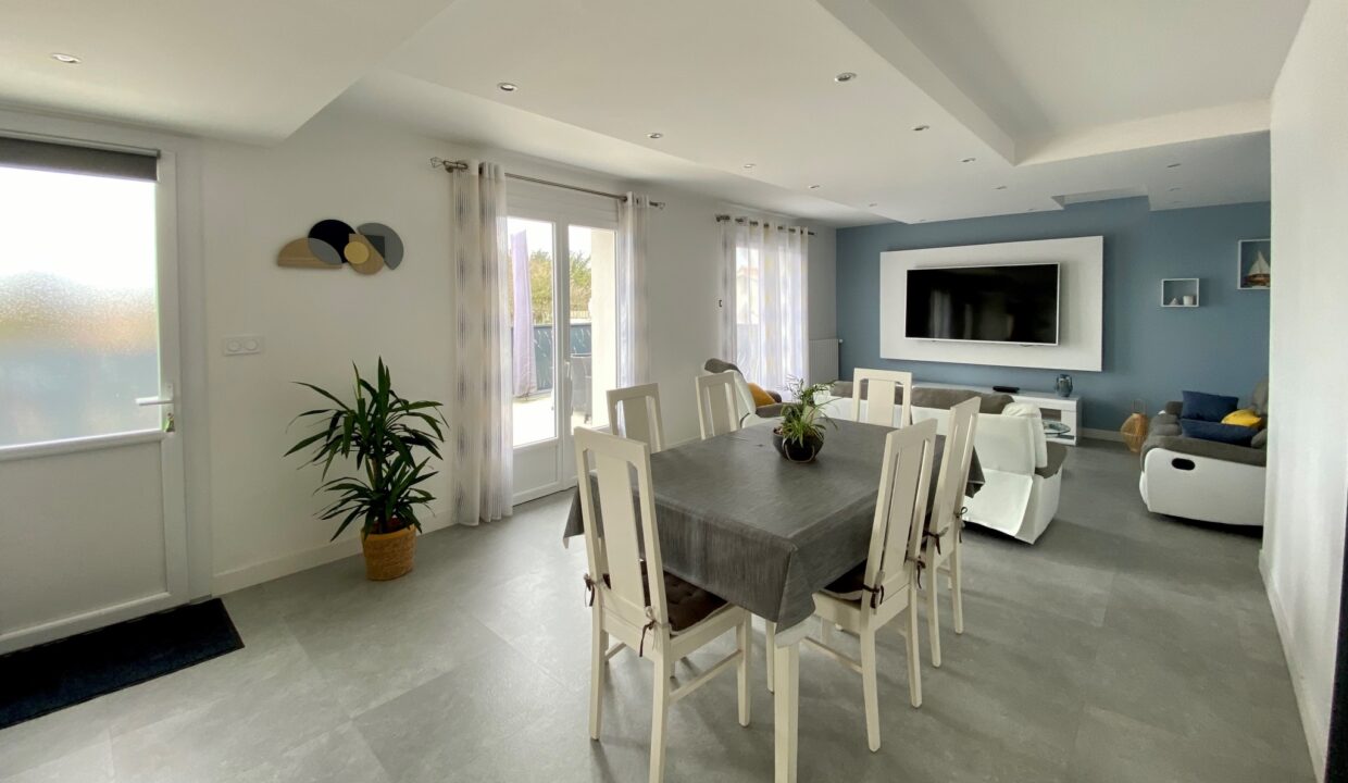Maison-moderne-et-confortable-pour-6-pers-500m-du-centre-bourg-acces-aux-halles-a-pied-Acces-WIFI-8