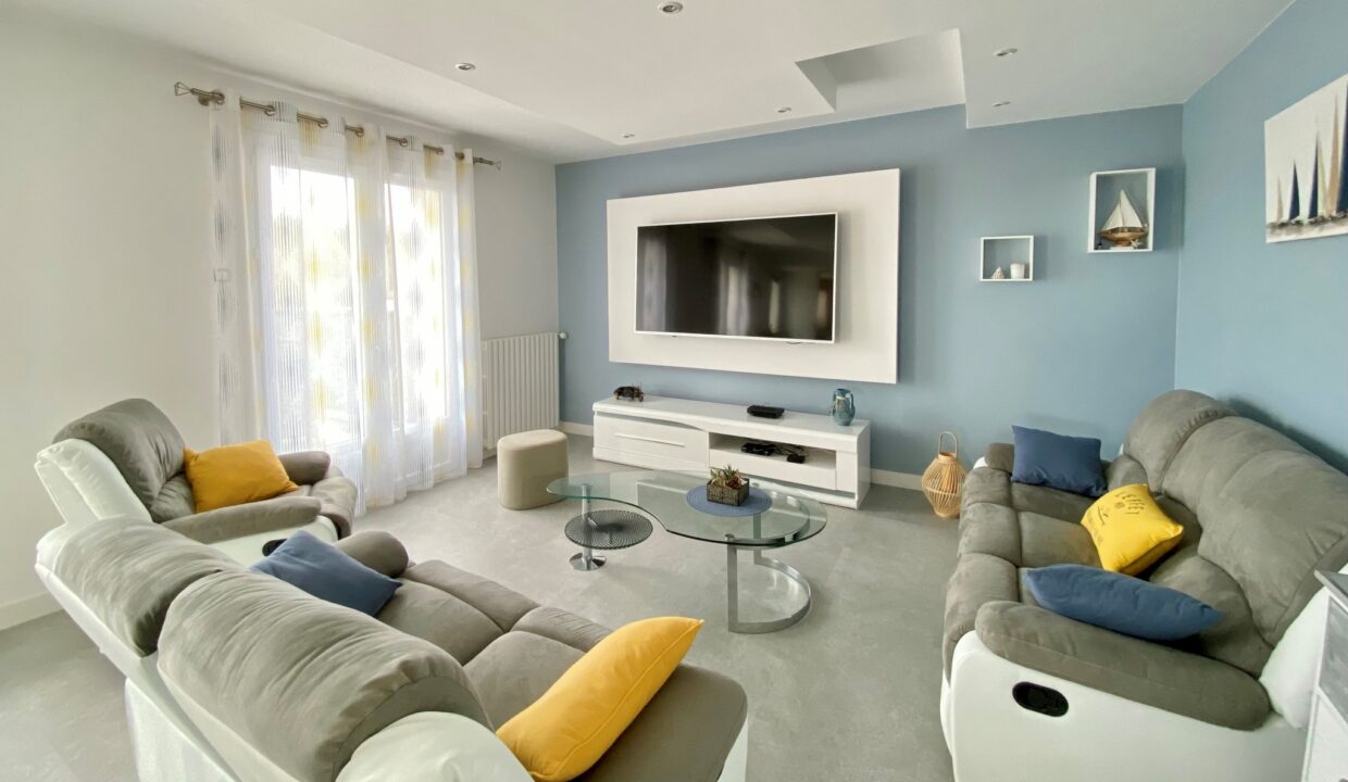 Maison-moderne-et-confortable-pour-6-pers-500m-du-centre-bourg-acces-aux-halles-a-pied-Acces-WIFI-9