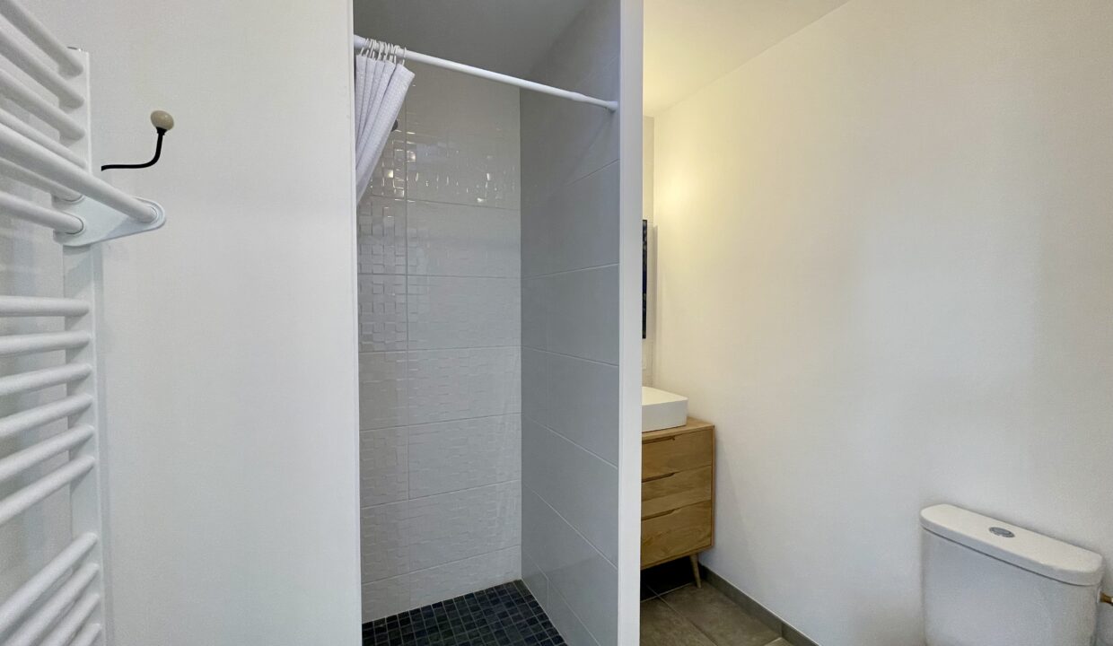 Maison-neuve-3-chambres-6-couchages-entre-mer-et-campagne-Acces-centre-bourg-a-pied-WIFI-14
