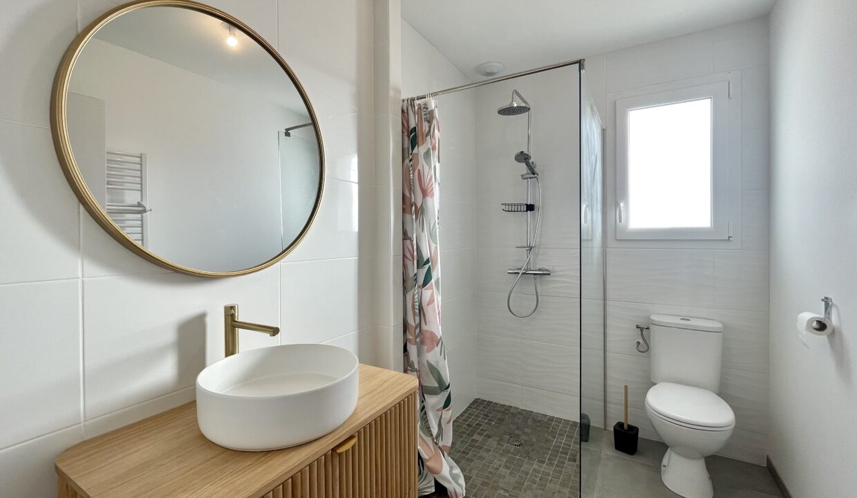 Maison-neuve-3-chambres-6-couchages-entre-mer-et-campagne-Acces-centre-bourg-a-pied-WIFI-17