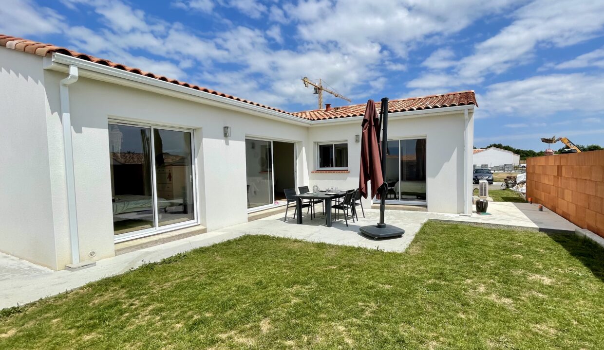 Maison-neuve-3-chambres-6-couchages-entre-mer-et-campagne-Acces-centre-bourg-a-pied-WIFI-2