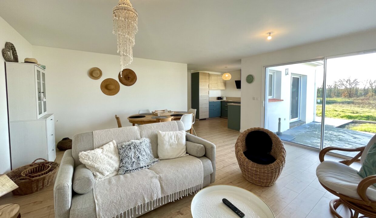 Maison-neuve-3-chambres-6-couchages-entre-mer-et-campagne-Acces-centre-bourg-a-pied-WIFI-3