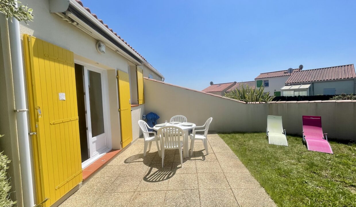 Maisonnette-2-chambres-6-couchages-avec-jardinet-petite-residence-calme-600m-plage-des-Dunes-2-et-700m-centre-bourg-16