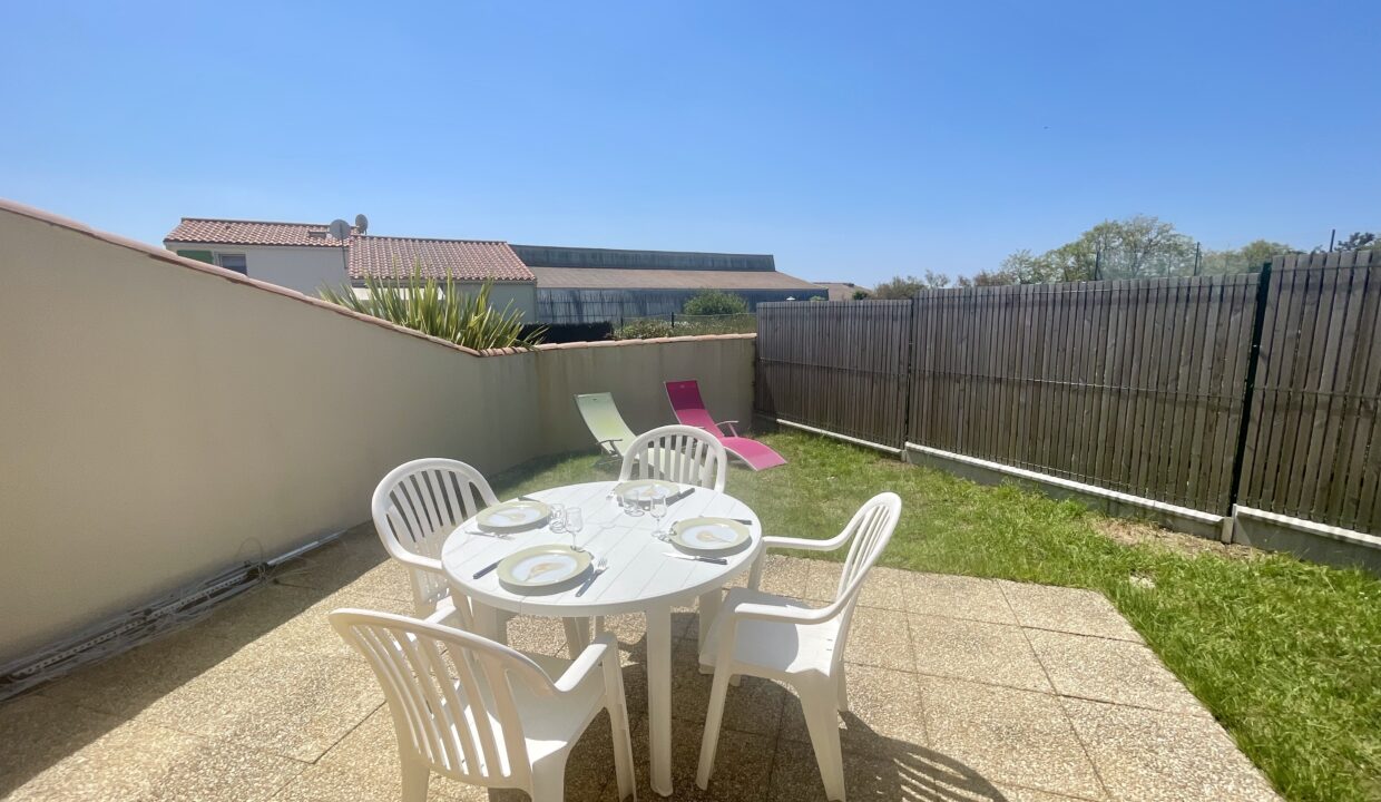 Maisonnette-2-chambres-6-couchages-avec-jardinet-petite-residence-calme-600m-plage-des-Dunes-2-et-700m-centre-bourg-2