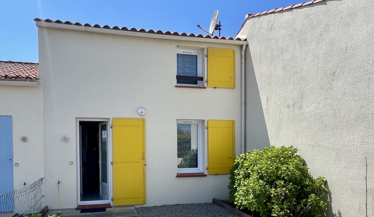 Maisonnette-2-chambres-6-couchages-avec-jardinet-petite-residence-calme-600m-plage-des-Dunes-2-et-700m-centre-bourg-3