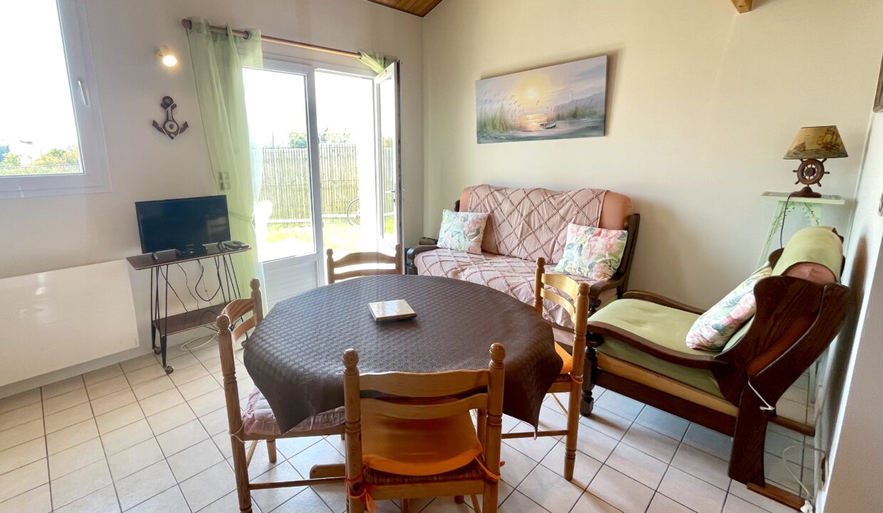 Maisonnette-2-chambres-6-couchages-avec-jardinet-petite-residence-calme-600m-plage-des-Dunes-2-et-700m-centre-bourg-8